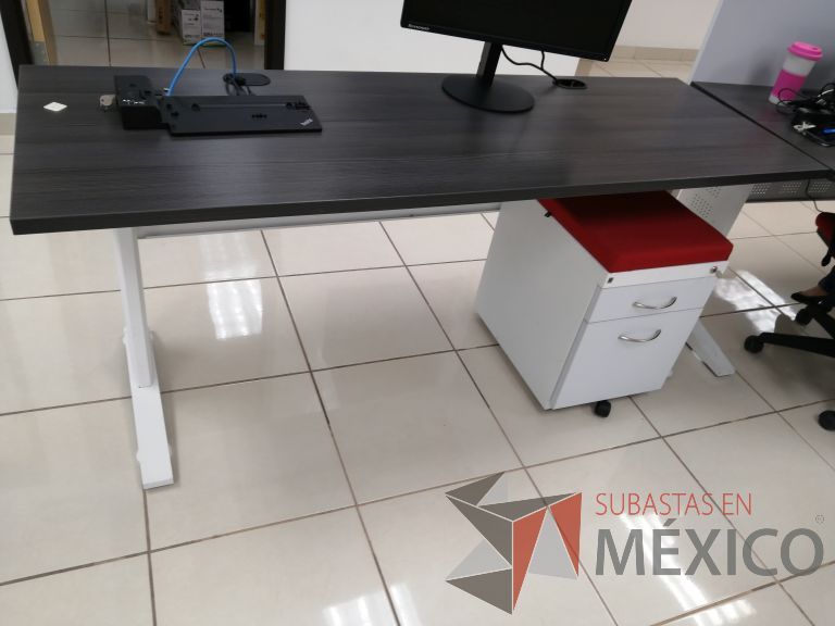 Lote 074 - Escritorio con base metálica color blanco, cubierta color café, archivero móvil de 2 cajones con cojín superior color rojo y sin mampara divisoria