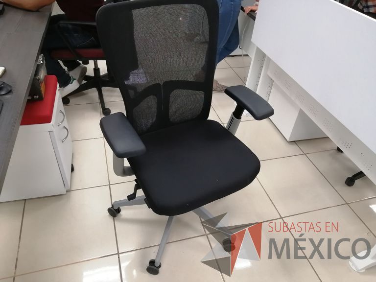 Lote 026 - Silla ejecutiva con ruedas, descansabrazos, respaldo en malla y asiento en tela color negro - Imagen 5