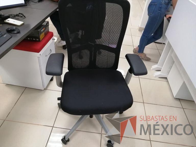 Lote 026 - Silla ejecutiva con ruedas, descansabrazos, respaldo en malla y asiento en tela color negro - Imagen 6