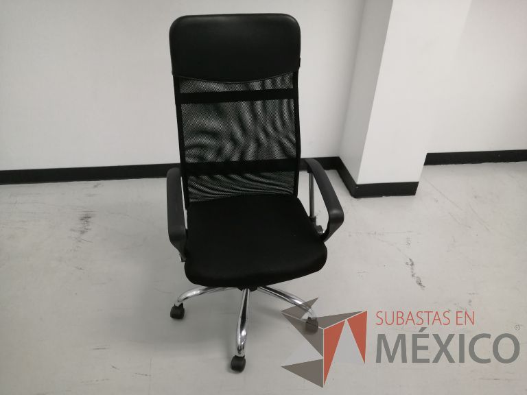 Lote 101 - Silla operativa con ruedas, descansabrazos, asiento en tela color negro y respaldo en malla color negro