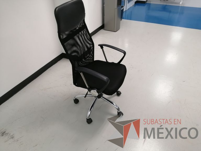Lote 101 - Silla operativa con ruedas, descansabrazos, asiento en tela color negro y respaldo en malla color negro - Imagen 2