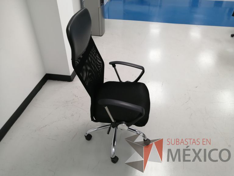 Lote 101 - Silla operativa con ruedas, descansabrazos, asiento en tela color negro y respaldo en malla color negro - Imagen 3