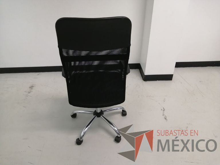Lote 101 - Silla operativa con ruedas, descansabrazos, asiento en tela color negro y respaldo en malla color negro - Imagen 4