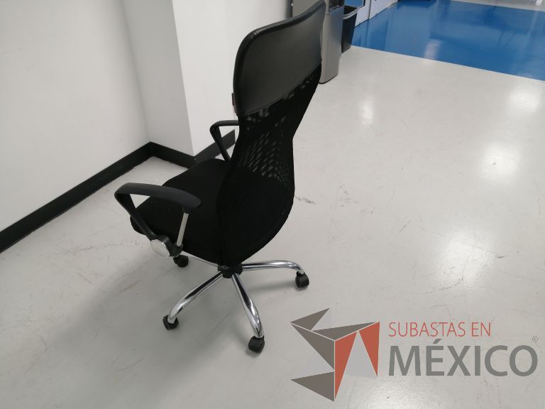 Lote 101 - Silla operativa con ruedas, descansabrazos, asiento en tela color negro y respaldo en malla color negro - Imagen 5
