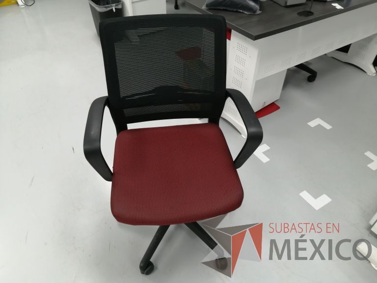 Lote 062 - Silla ejecutiva con ruedas, descansabrazos, asiento en tela color rojo con gris y respaldo en malla color negro