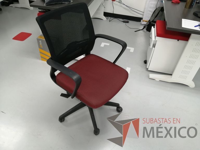 Lote 062 - Silla ejecutiva con ruedas, descansabrazos, asiento en tela color rojo con gris y respaldo en malla color negro - Imagen 2