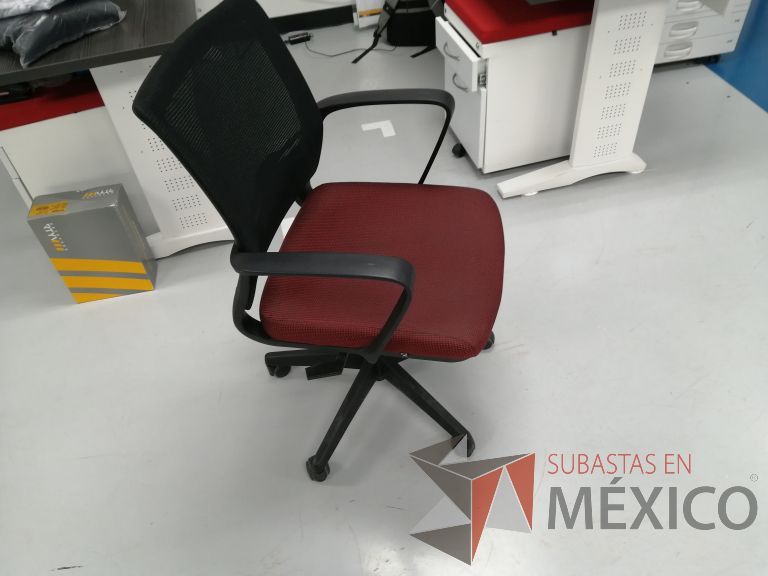 Lote 062 - Silla ejecutiva con ruedas, descansabrazos, asiento en tela color rojo con gris y respaldo en malla color negro - Imagen 3