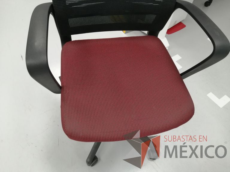 Lote 062 - Silla ejecutiva con ruedas, descansabrazos, asiento en tela color rojo con gris y respaldo en malla color negro - Imagen 4