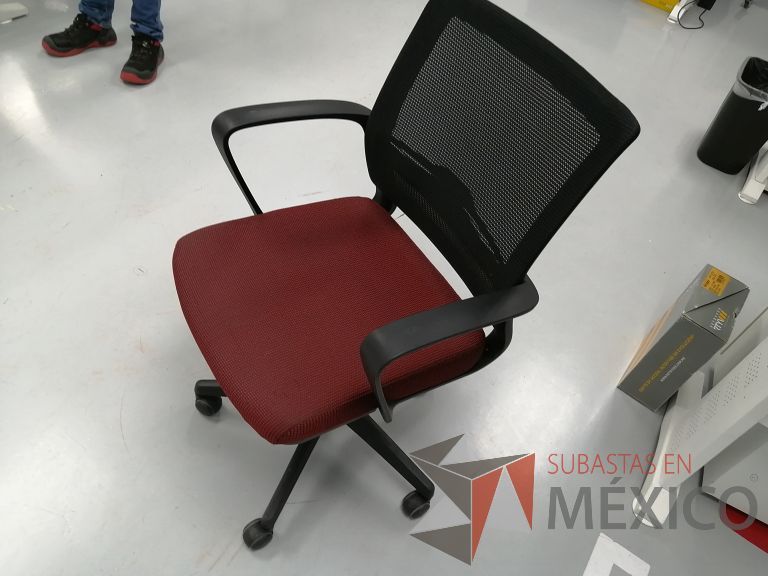 Lote 062 - Silla ejecutiva con ruedas, descansabrazos, asiento en tela color rojo con gris y respaldo en malla color negro - Imagen 5
