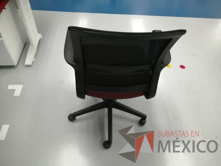Lote 062 - Silla ejecutiva con ruedas, descansabrazos, asiento en tela color rojo con gris y respaldo en malla color negro - Imagen 6