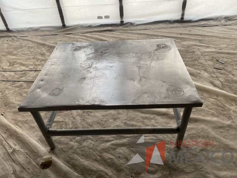 Lote 018 - 2 Mesas de apoyo con base metálica y cubierta de acero - Imagen 2