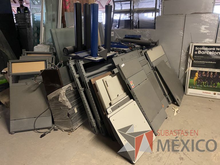 Lote 023 - 200 Accesorios para estación (mamparas, herraje y cubiertas de diferentes tamaños) - Imagen 2