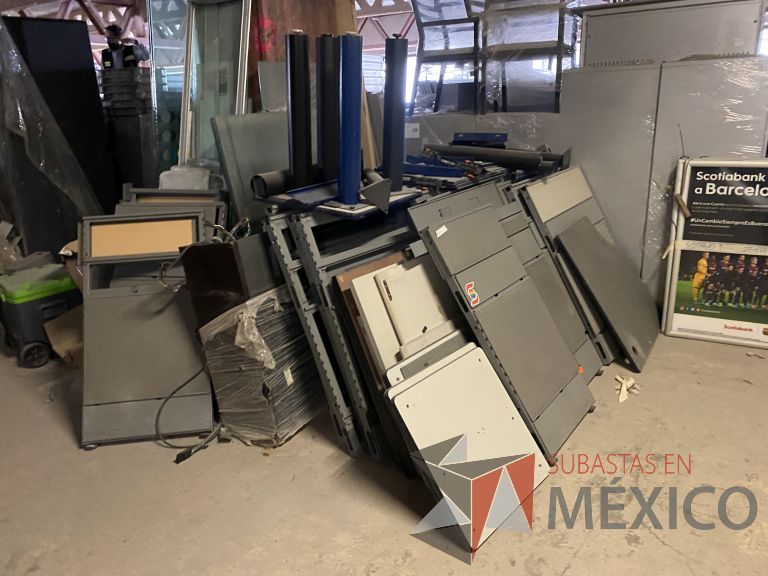 Lote 023 - 200 Accesorios para estación (mamparas, herraje y cubiertas de diferentes tamaños)