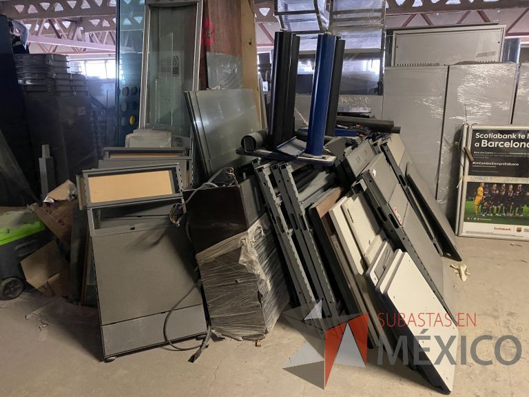 Lote 023 - 200 Accesorios para estación (mamparas, herraje y cubiertas de diferentes tamaños) - Imagen 4