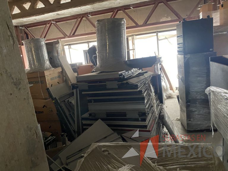 Lote 023 - 200 Accesorios para estación (mamparas, herraje y cubiertas de diferentes tamaños) - Imagen 7
