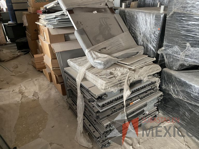 Lote 023 - 200 Accesorios para estación (mamparas, herraje y cubiertas de diferentes tamaños) - Imagen 12