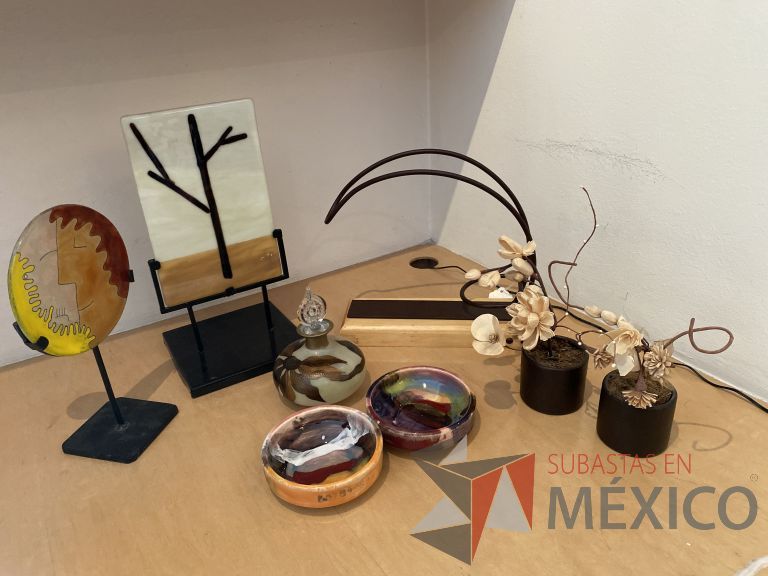 Lote 015 - Set con: 2 porta velas, 1 perfumero, 2 ceniceros, 2 macetas y 1 porta botellas