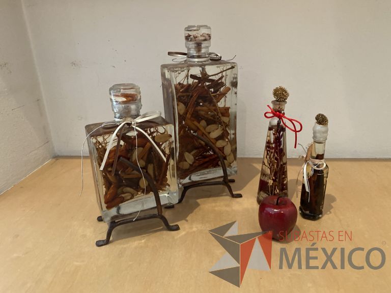 Lote 016 - Set con: 4 botellas de vidrio con decoración en el interior y 1 manzana artificial - Imagen 2