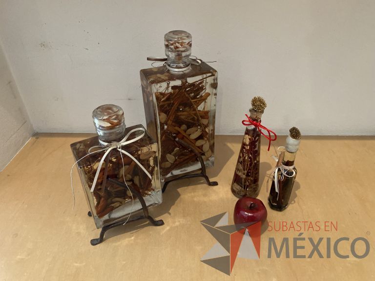 Lote 016 - Set con: 4 botellas de vidrio con decoración en el interior y 1 manzana artificial - Imagen 3