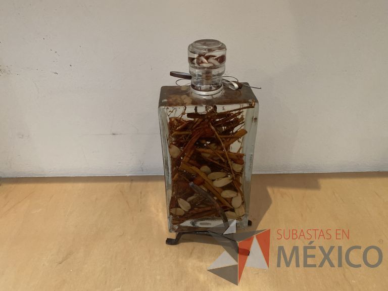 Lote 016 - Set con: 4 botellas de vidrio con decoración en el interior y 1 manzana artificial - Imagen 5