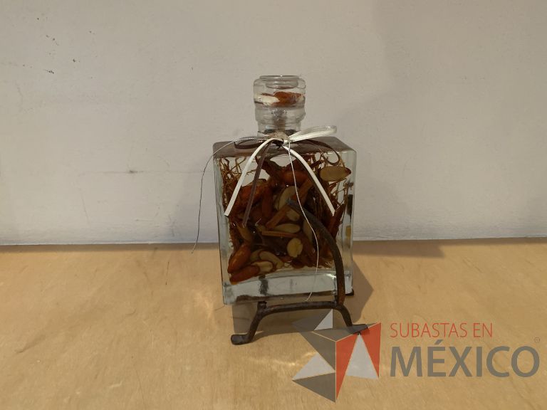 Lote 016 - Set con: 4 botellas de vidrio con decoración en el interior y 1 manzana artificial - Imagen 6