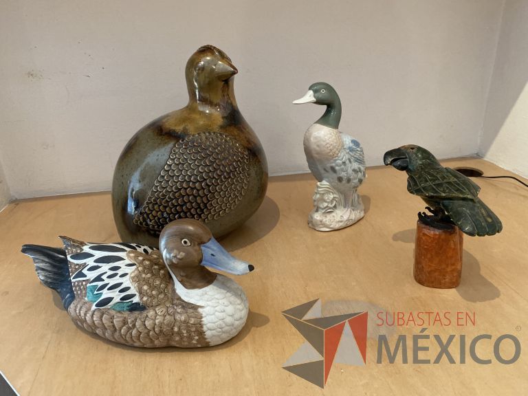 Lote 017 - Set con: 2 Patos, 1 gallina y 1 perico decorativo. - Imagen 7