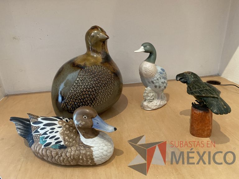 Lote 017 - Set con: 2 Patos, 1 gallina y 1 perico decorativo.