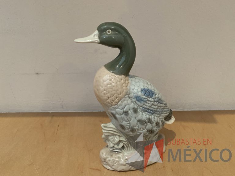 Lote 017 - Set con: 2 Patos, 1 gallina y 1 perico decorativo. - Imagen 4