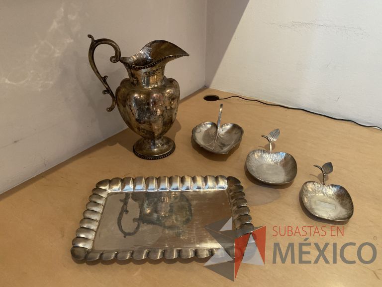 Lote 034 - Set con: 1 Jarra, 1 plato en forma de hoja, 2 platos en forma de manzana y 1 charola metálica