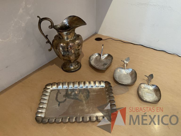 Lote 034 - Set con: 1 Jarra, 1 plato en forma de hoja, 2 platos en forma de manzana y 1 charola metálica - Imagen 2