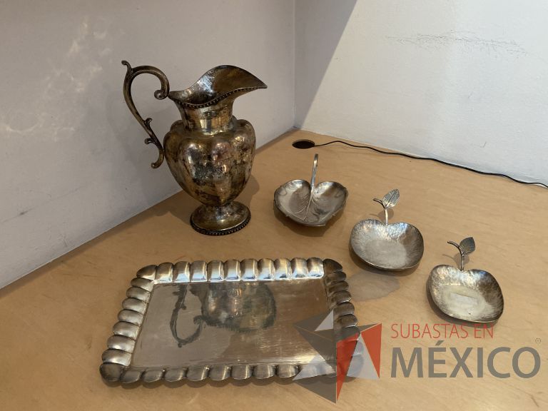 Lote 034 - Set con: 1 Jarra, 1 plato en forma de hoja, 2 platos en forma de manzana y 1 charola metálica - Imagen 3