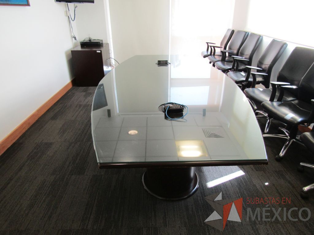Lote 012 - Mesa de sala de juntas para 10 personas con vidrio y accesorios para conexión - Imagen 5