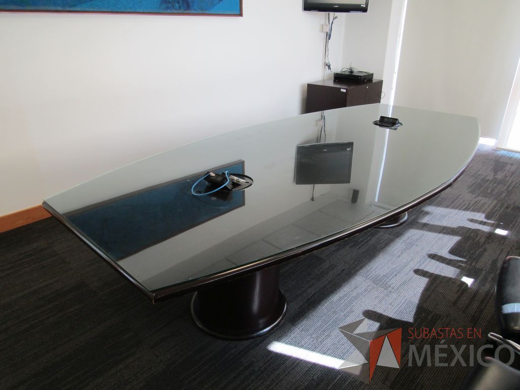 Lote 012 - Mesa de sala de juntas para 10 personas con vidrio y accesorios para conexión - Imagen 6