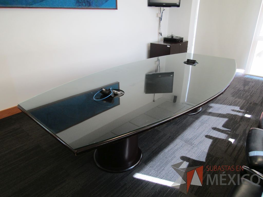 Lote 012 - Mesa de sala de juntas para 10 personas con vidrio y accesorios para conexión - Imagen 7