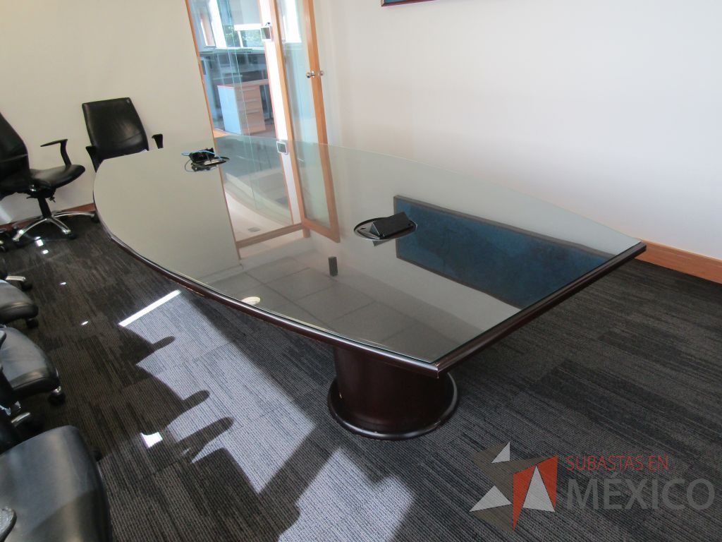 Lote 012 - Mesa de sala de juntas para 10 personas con vidrio y accesorios para conexión - Imagen 8