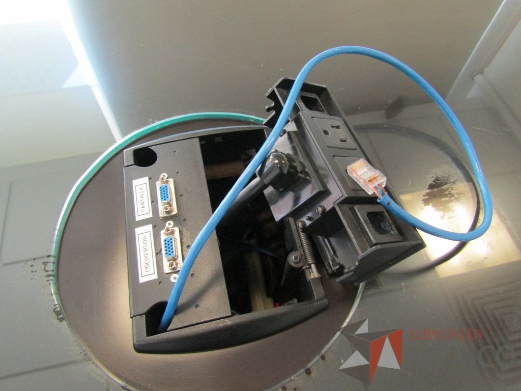 Lote 012 - Mesa de sala de juntas para 10 personas con vidrio y accesorios para conexión - Imagen 12