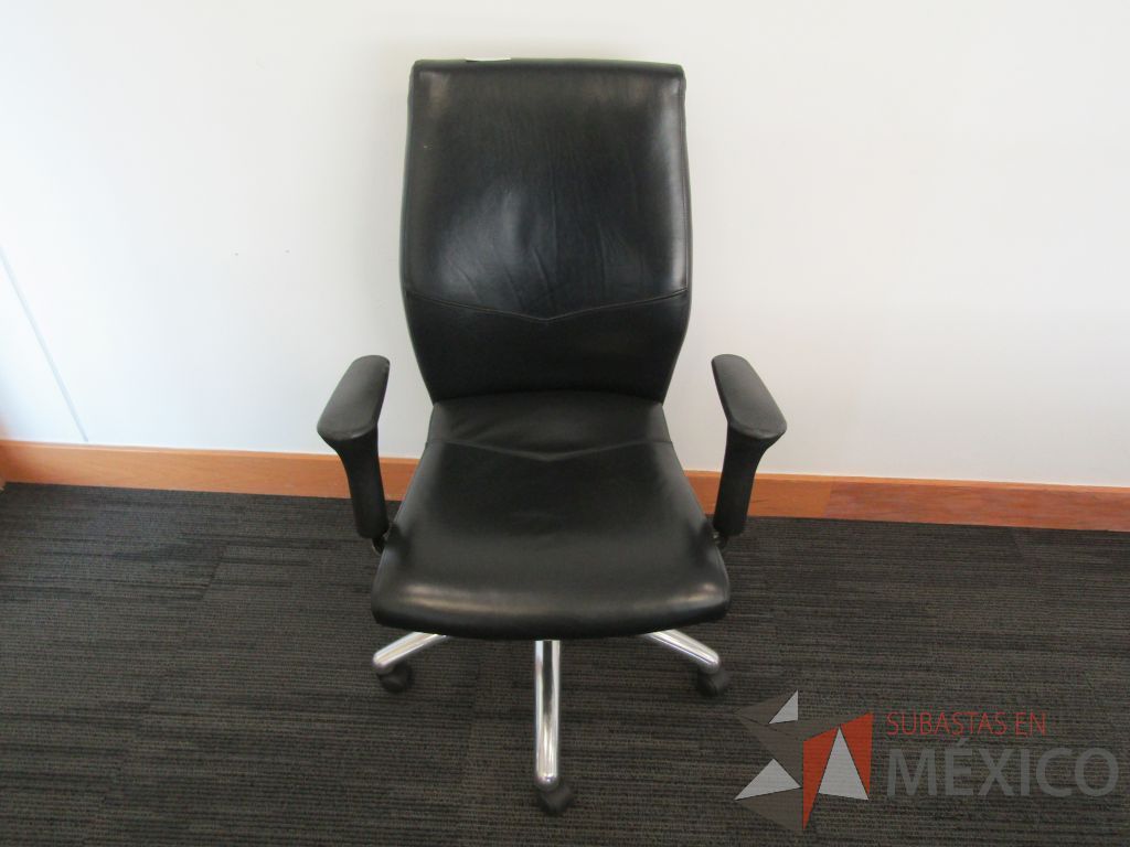 Lote 086 - 2 Sillas ejecutivas con ruedas, descansabrazos, asiento y respaldo de piel