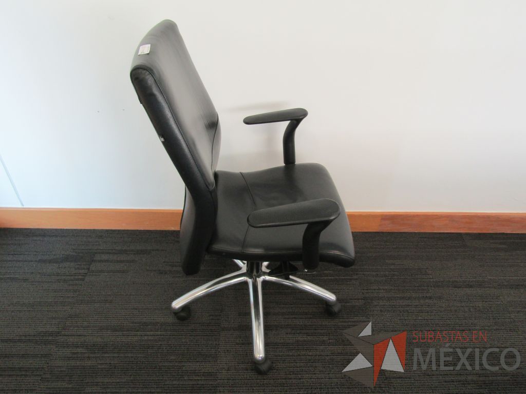 Lote 086 - 2 Sillas ejecutivas con ruedas, descansabrazos, asiento y respaldo de piel - Imagen 3