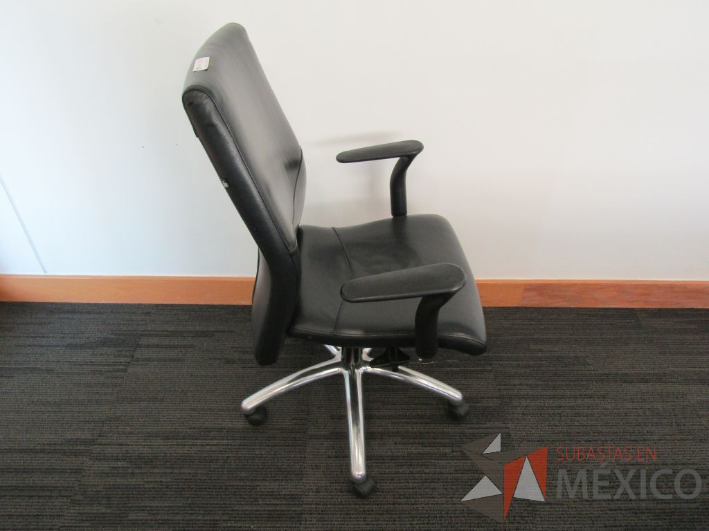 Lote 086 - 2 Sillas ejecutivas con ruedas, descansabrazos, asiento y respaldo de piel - Imagen 4