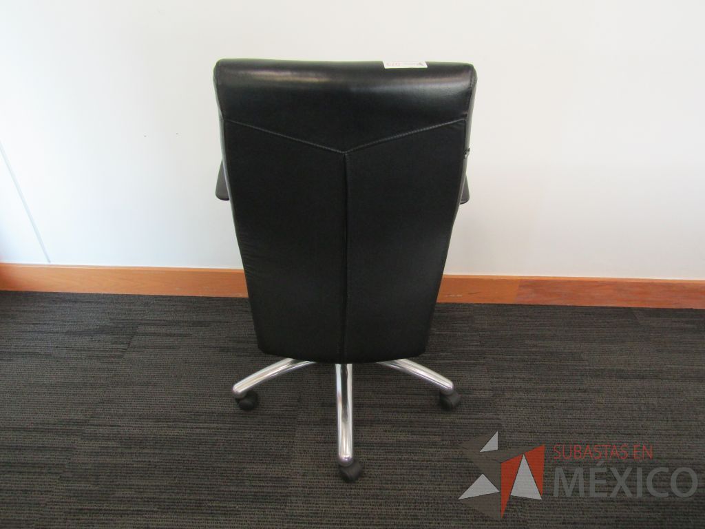 Lote 086 - 2 Sillas ejecutivas con ruedas, descansabrazos, asiento y respaldo de piel - Imagen 6