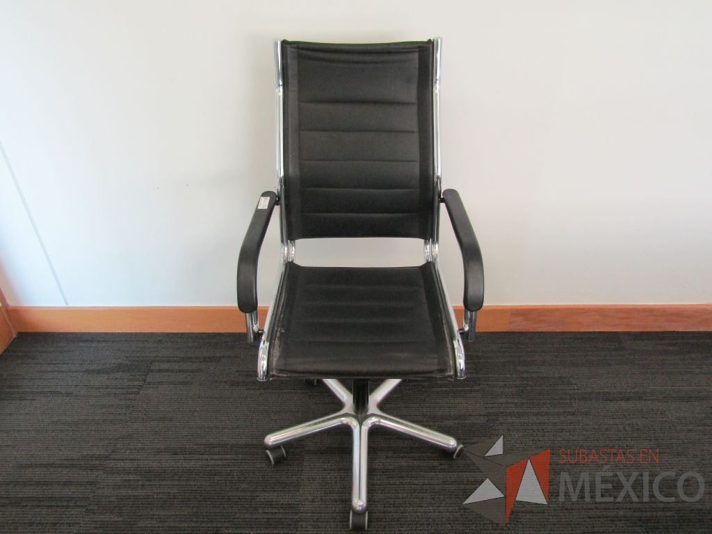 Lote 014 - Silla ejecutiva con ruedas, descansabrazos, asiento y respaldo de piel