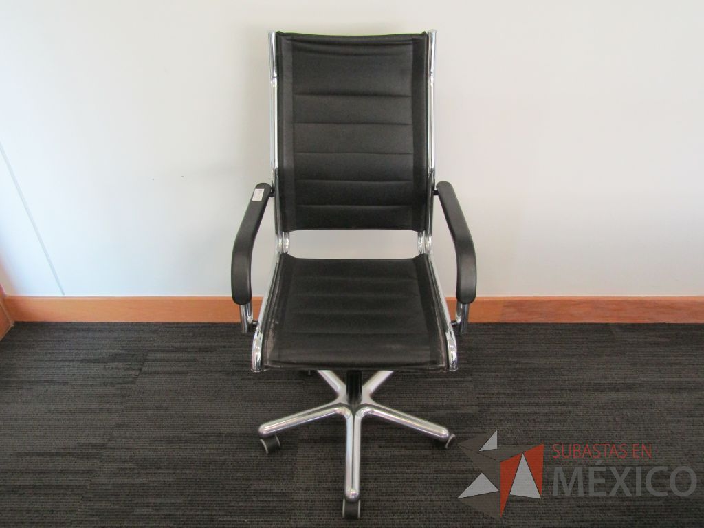 Lote 014 - Silla ejecutiva con ruedas, descansabrazos, asiento y respaldo de piel - Imagen 2