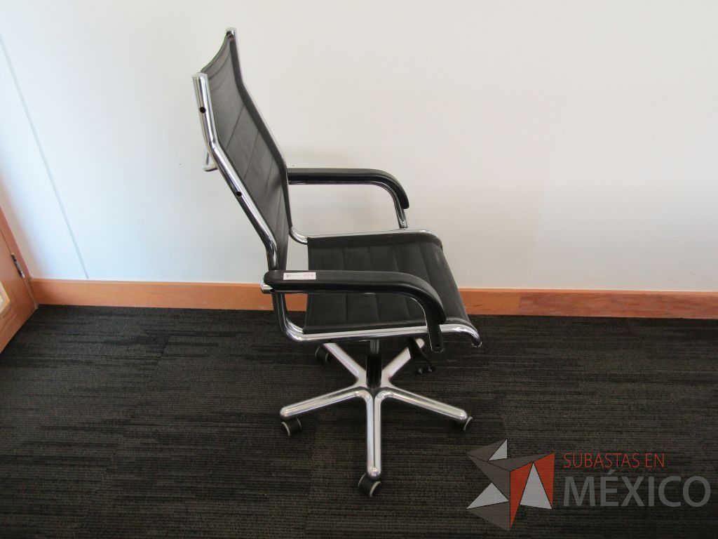 Lote 014 - Silla ejecutiva con ruedas, descansabrazos, asiento y respaldo de piel - Imagen 3
