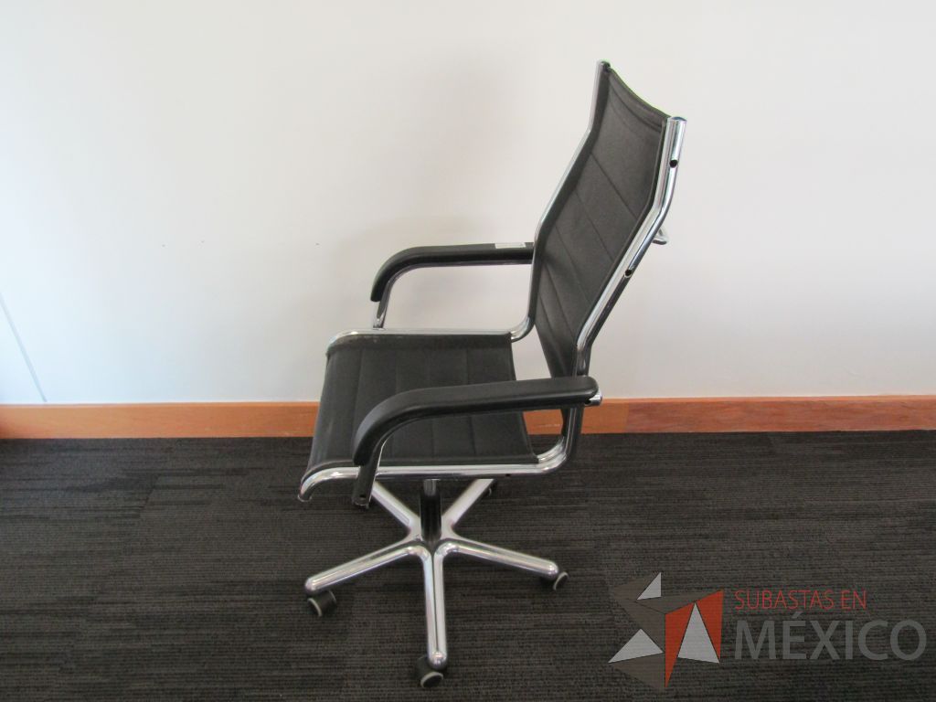 Lote 014 - Silla ejecutiva con ruedas, descansabrazos, asiento y respaldo de piel - Imagen 5
