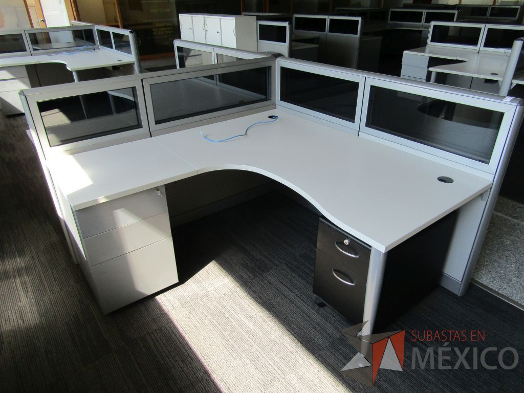 Lote 018 - Estación de trabajo lineal para 2 personas, mampara baja con vidrio y con 2 archiveros de pedestal de 3 cajones - Steelcase