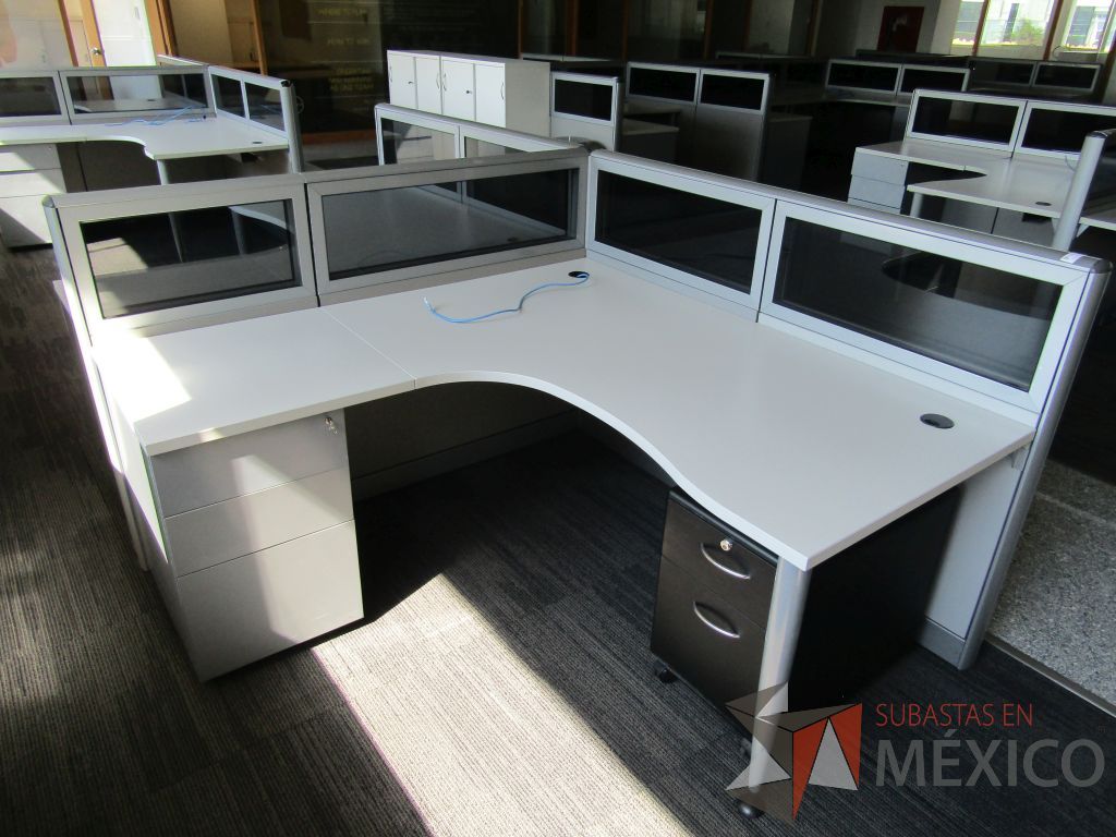 Lote 018 - Estación de trabajo lineal para 2 personas, mampara baja con vidrio y con 2 archiveros de pedestal de 3 cajones - Steelcase - Imagen 2