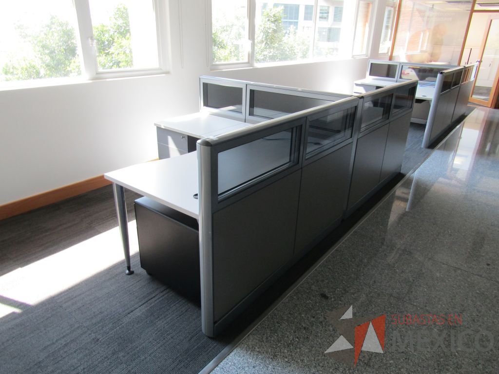 Lote 018 - Estación de trabajo lineal para 2 personas, mampara baja con vidrio y con 2 archiveros de pedestal de 3 cajones - Steelcase - Imagen 3