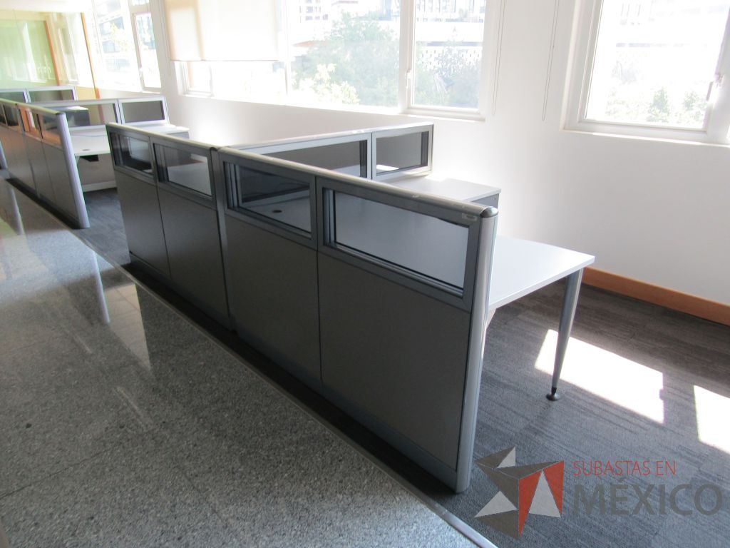 Lote 018 - Estación de trabajo lineal para 2 personas, mampara baja con vidrio y con 2 archiveros de pedestal de 3 cajones - Steelcase - Imagen 4