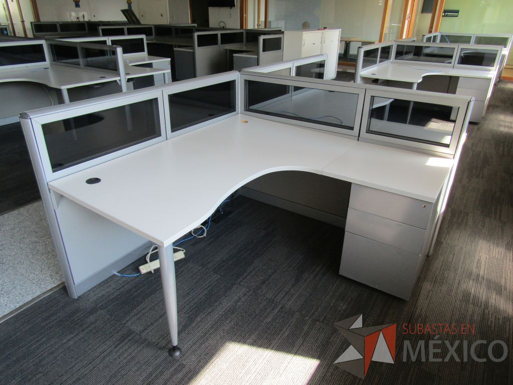 Lote 018 - Estación de trabajo lineal para 2 personas, mampara baja con vidrio y con 2 archiveros de pedestal de 3 cajones - Steelcase - Imagen 5