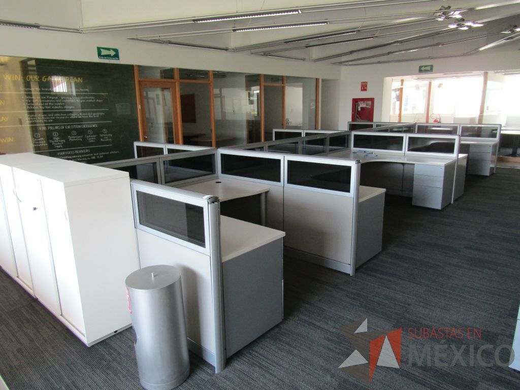Lote 020 - Estación de trabajo para 10 personas, mampara baja con vidrio y con 10 archiveros de pedestal de 3 cajones - Steelcase